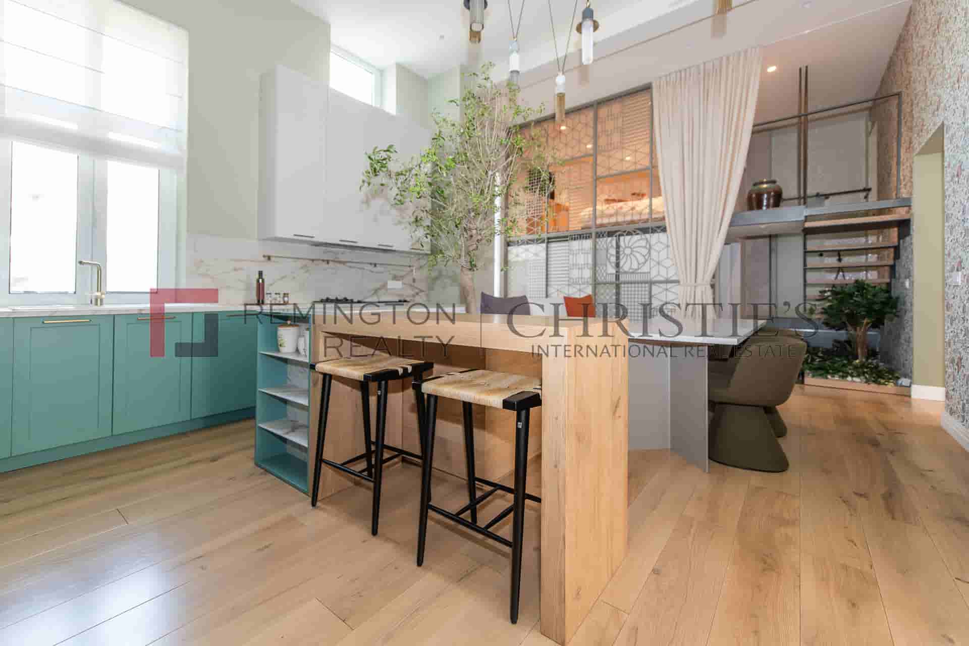 Salon-style Apartment in Old Town