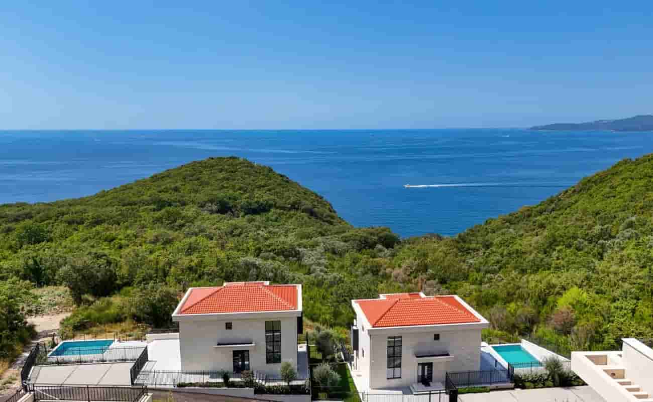 Two new Villas with sea view and swimming pools