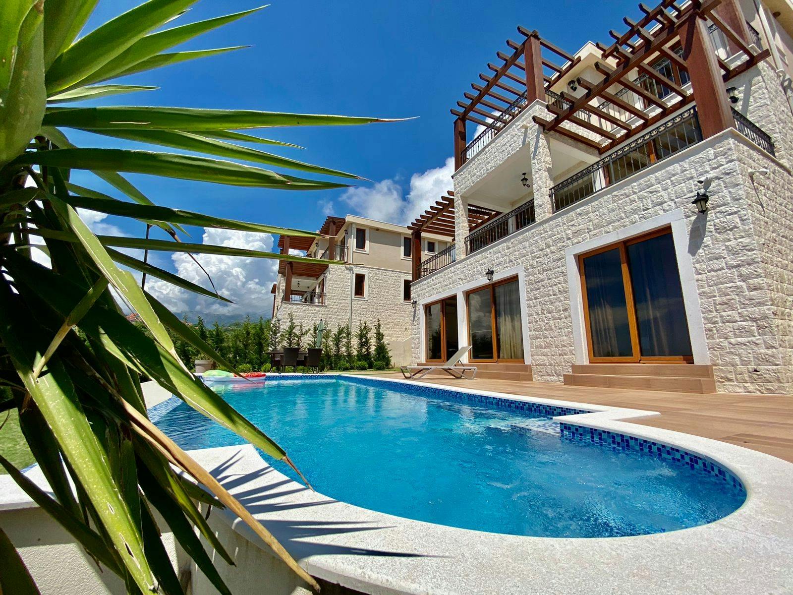 Exceptional four bedrooms villa in Blizikuce