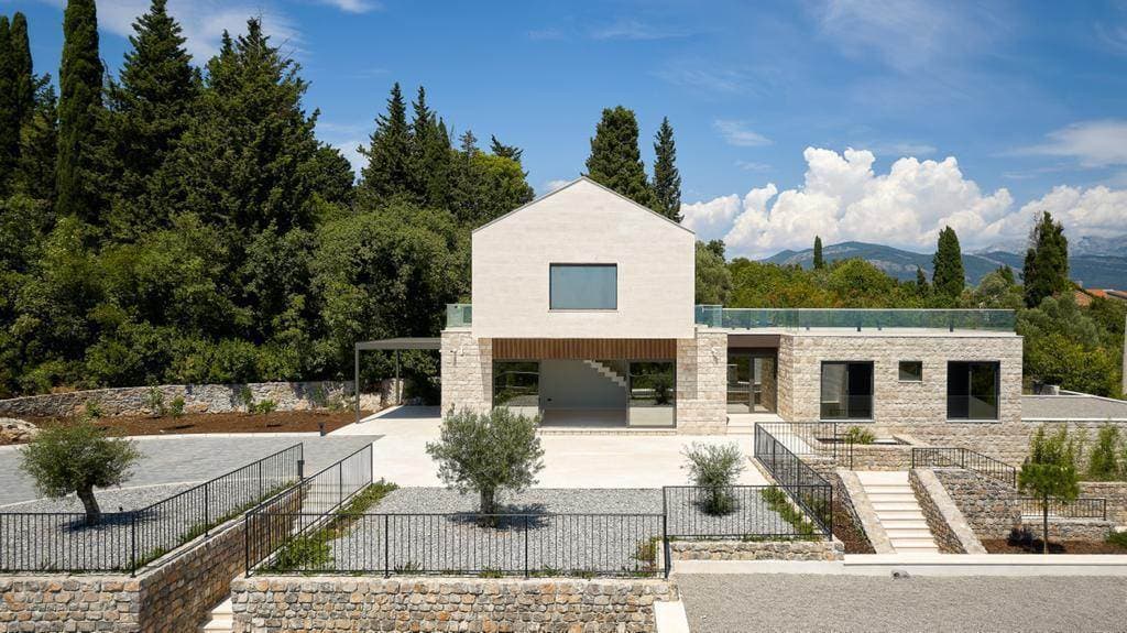 Vila sa imanjem i pogledom na more u srcu poluostrva Luštica, Crna Gora