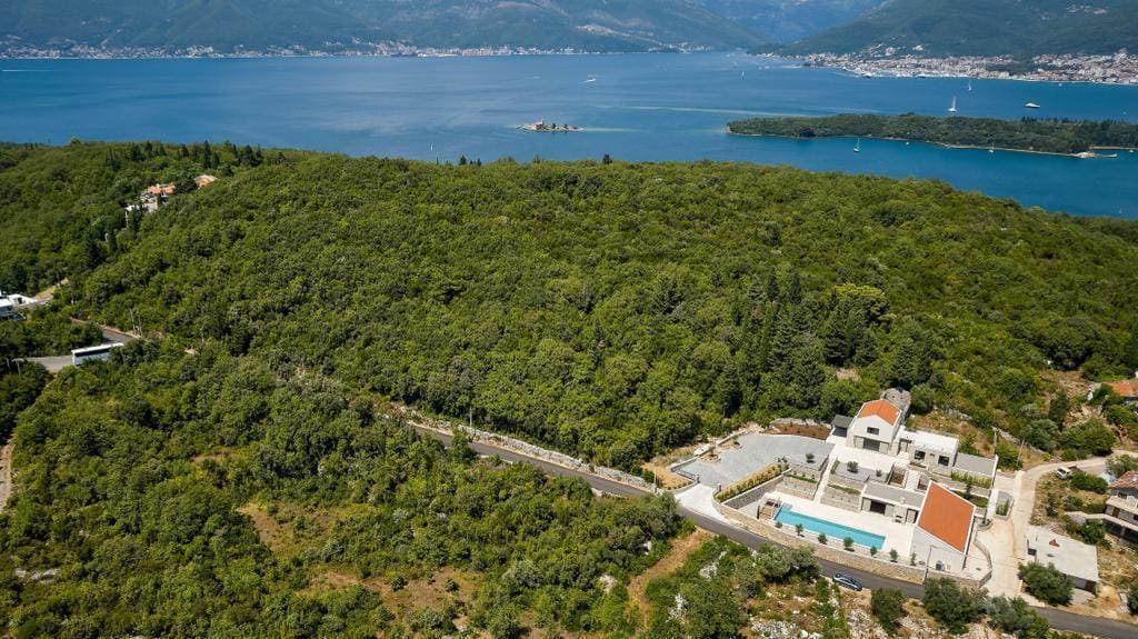 Vila sa imanjem i pogledom na more u srcu poluostrva Luštica, Crna Gora