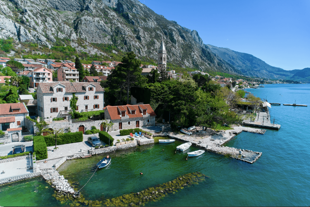 Semi-detached stone house on the first line from the sea