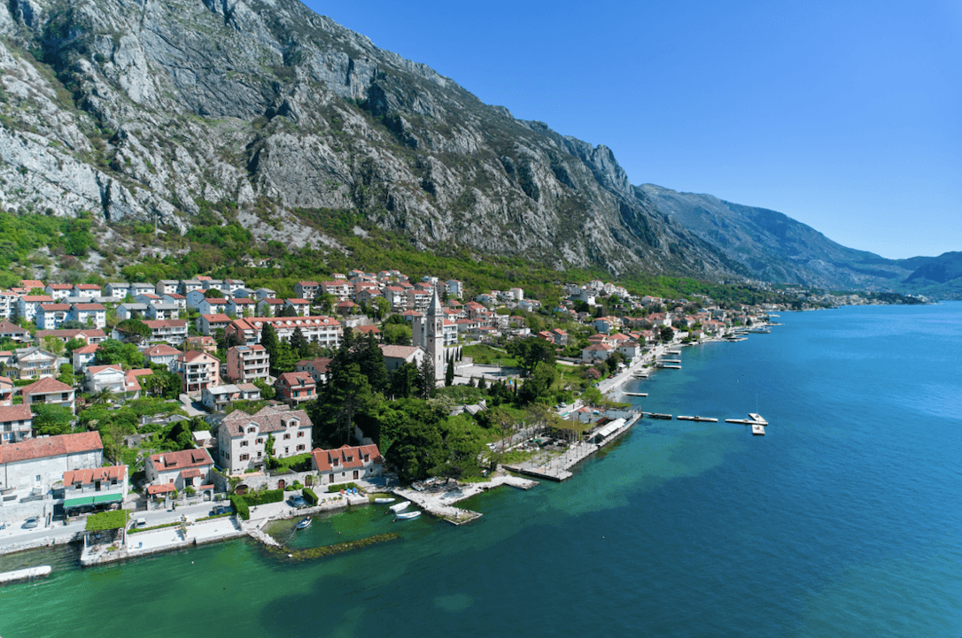 Kamena kuća u prvom redu do mora 