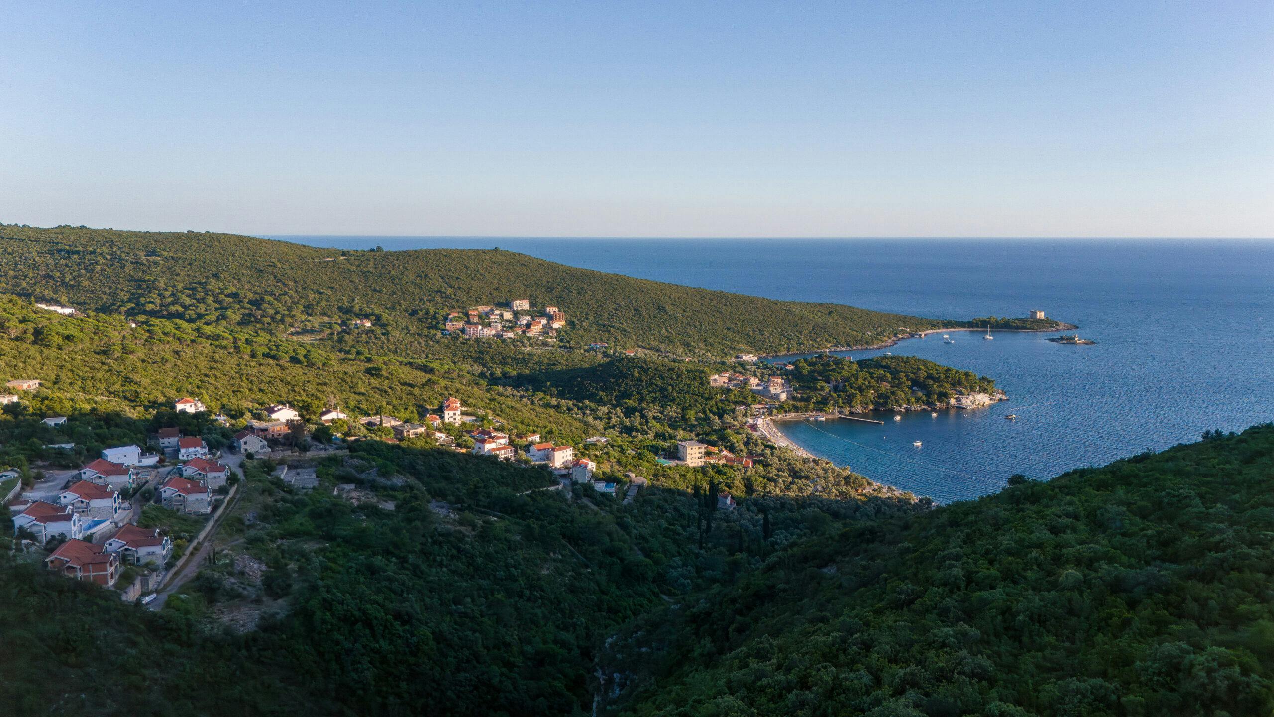 Urbanizovano zemljište s pogledom na more