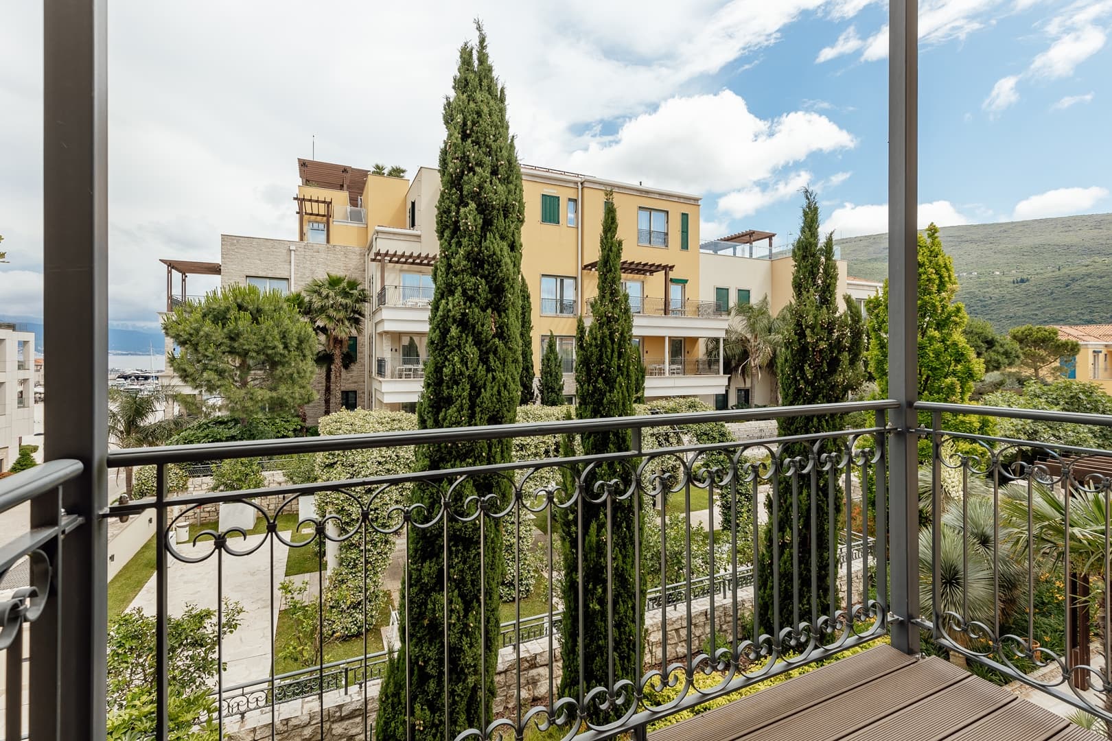 Двухкомнатная квартира в жилом комплексе Village Residence