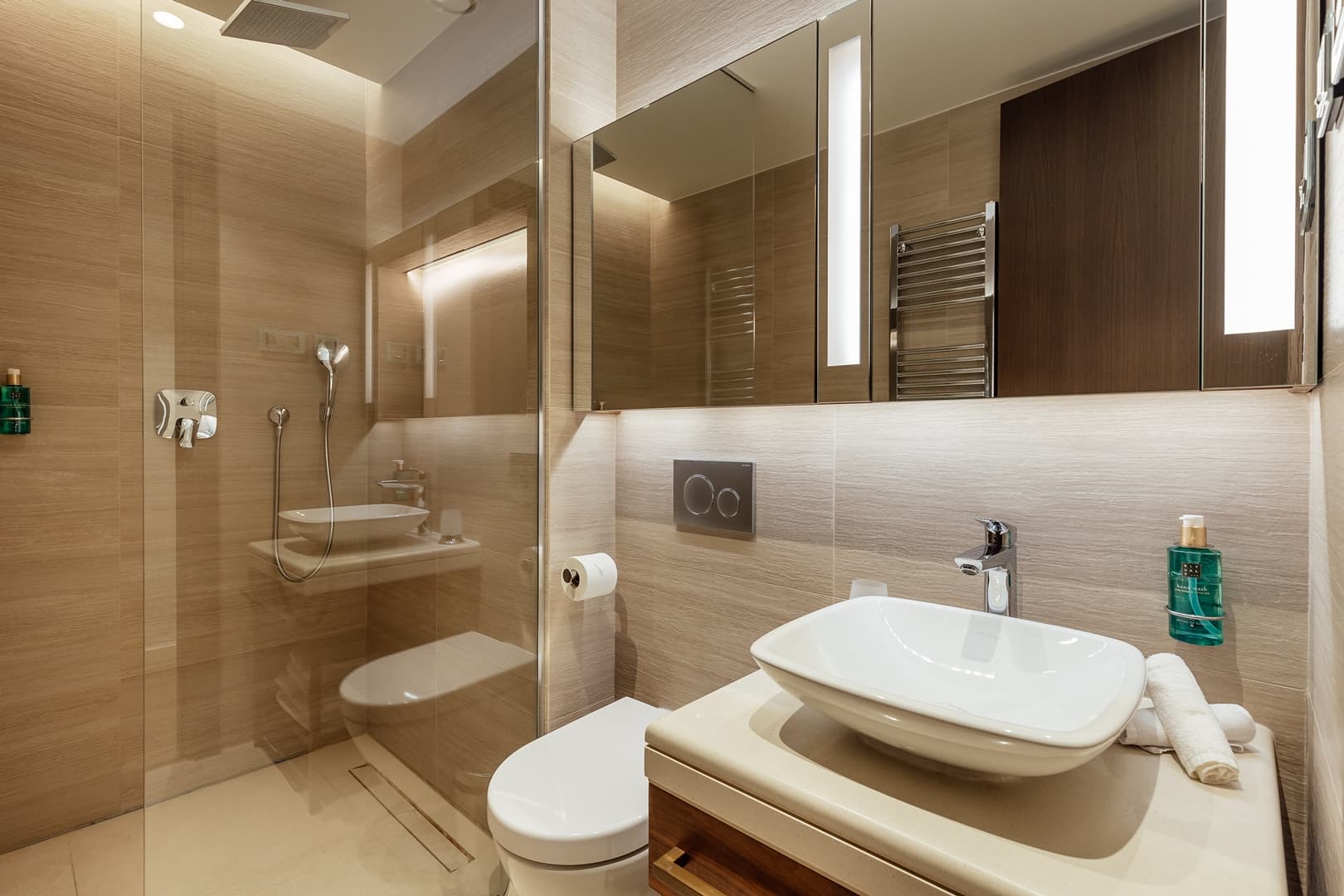 Стильная двухкомнатная квартира в Village Residences