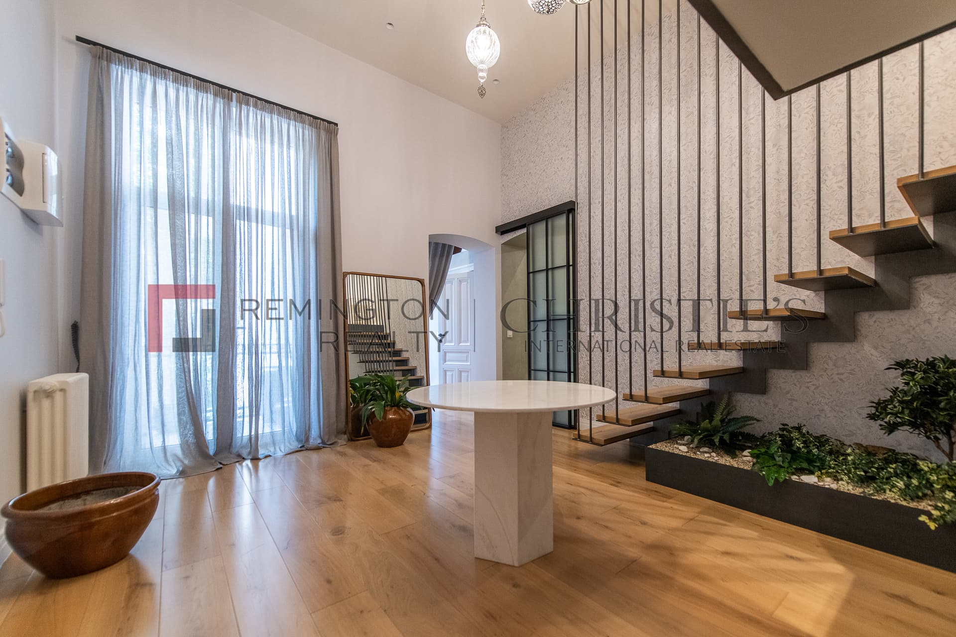 Salon-style Apartment in Old Town