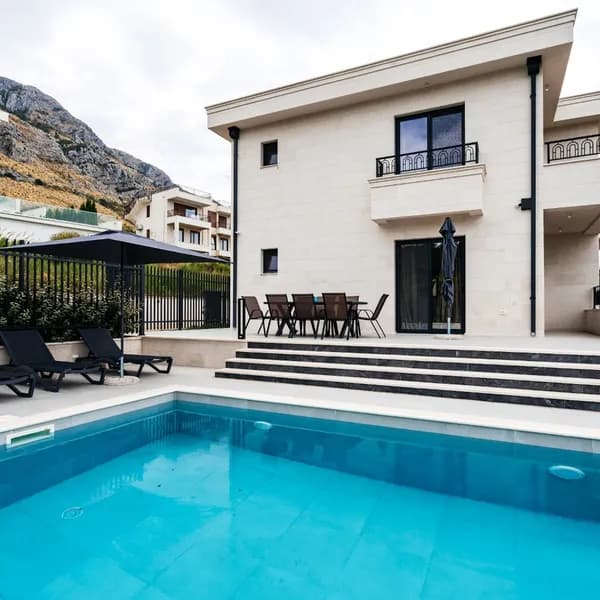 Two new Villas with sea view and swimming pools