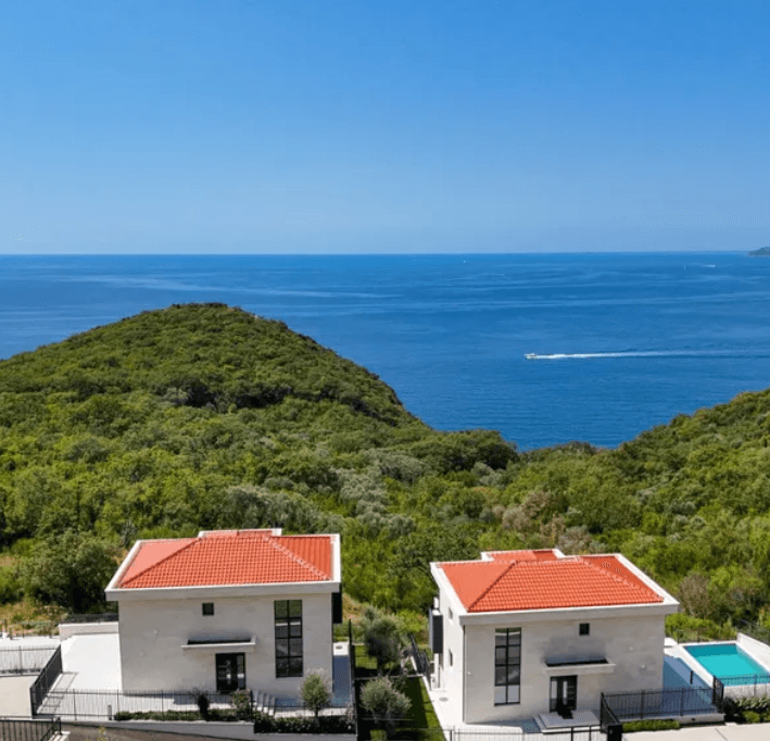 Two new Villas with sea view and swimming pools