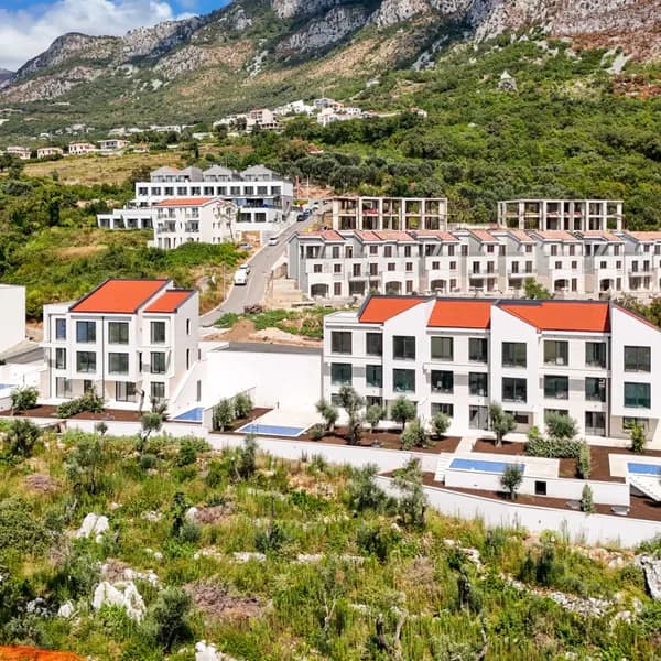 Semi-detached house with a swimming pool on the Budva Riviera, Reževići 