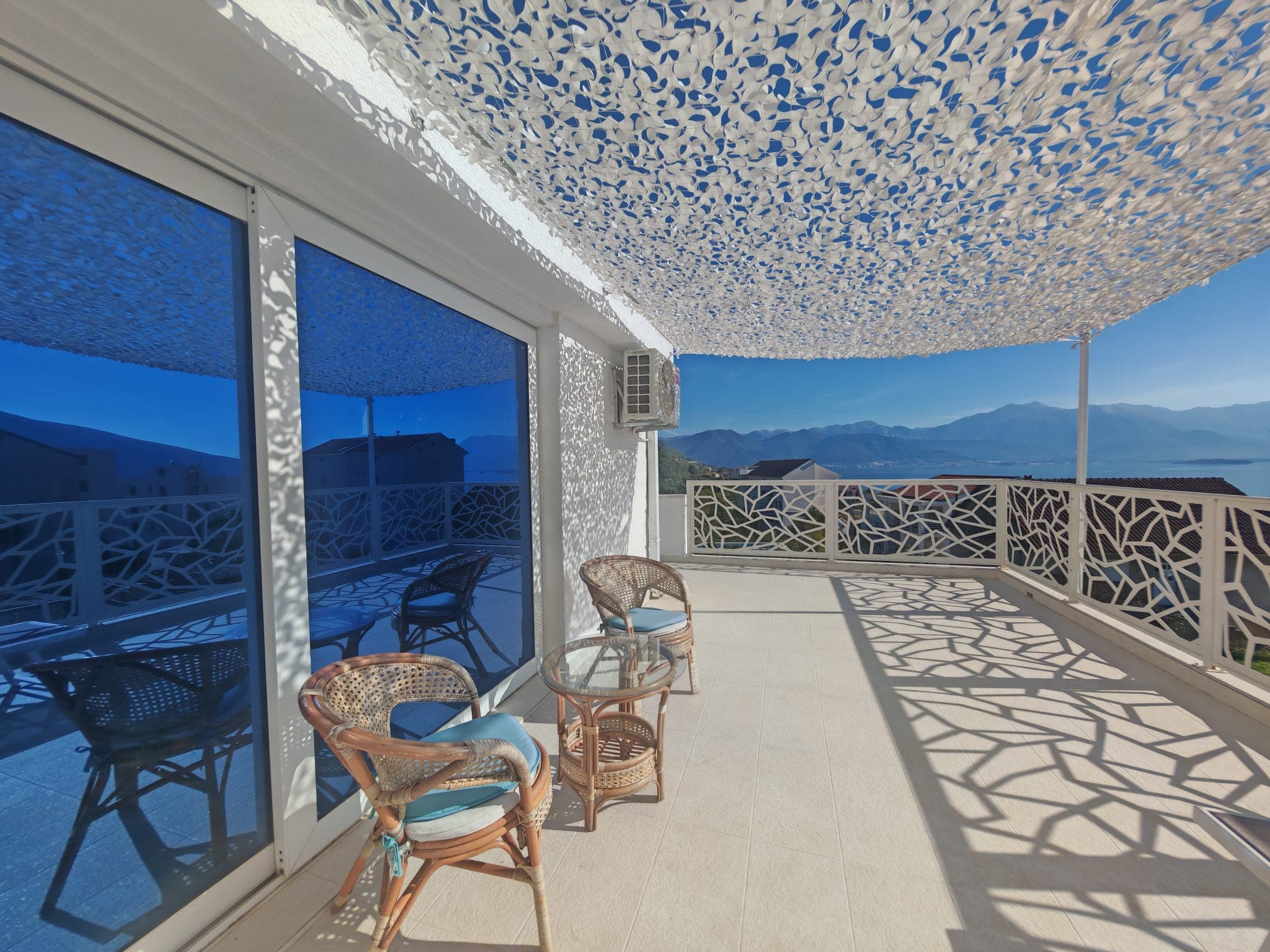 Prelijepa moderna vila sa bazenom u Đenovićima