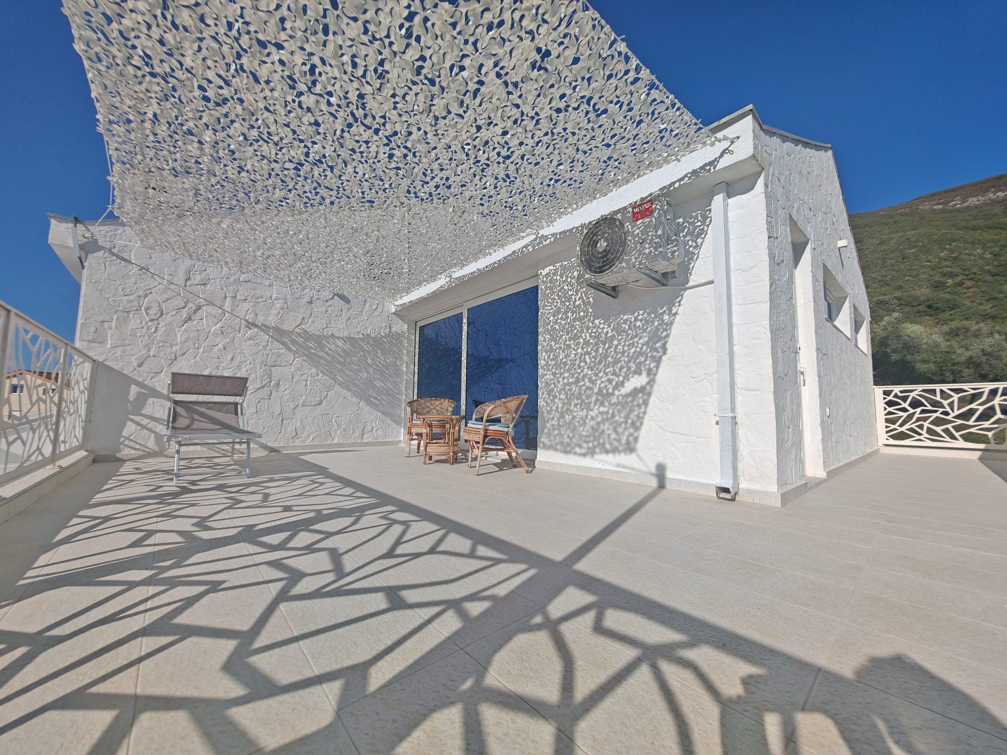 Prelijepa moderna vila sa bazenom u Đenovićima