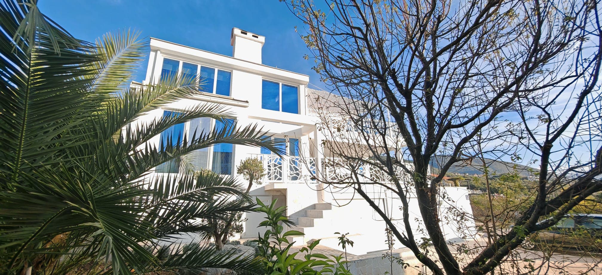 Prelijepa moderna vila sa bazenom u Đenovićima