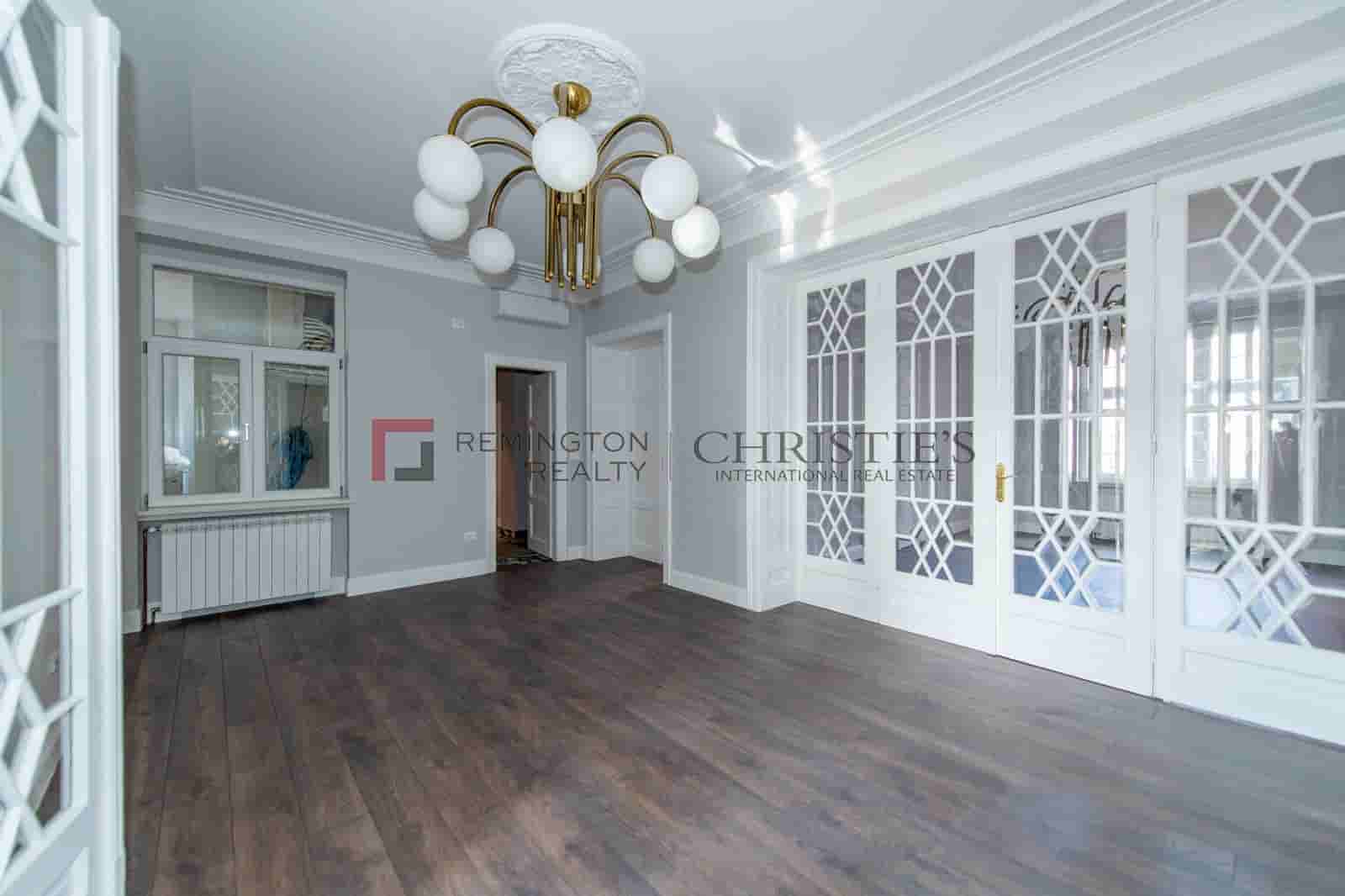 Beautiful salon-style apartment Oblićev Venac